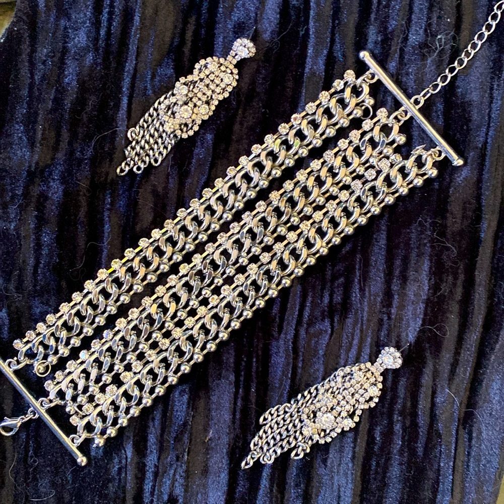 ⭐️FREE w $25 purchase⭐️ Bracelet + earrings Crystals + Chains